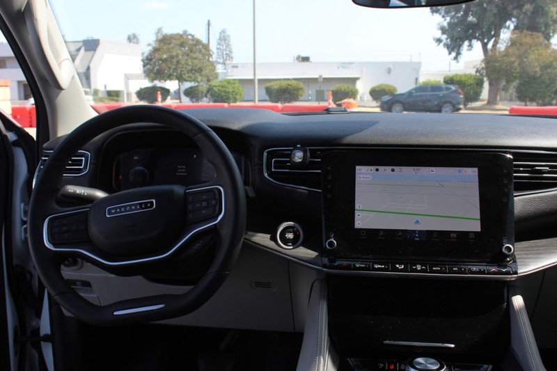 Jeep Wagoneer L Vehicle Full-screen Gallery Image 13