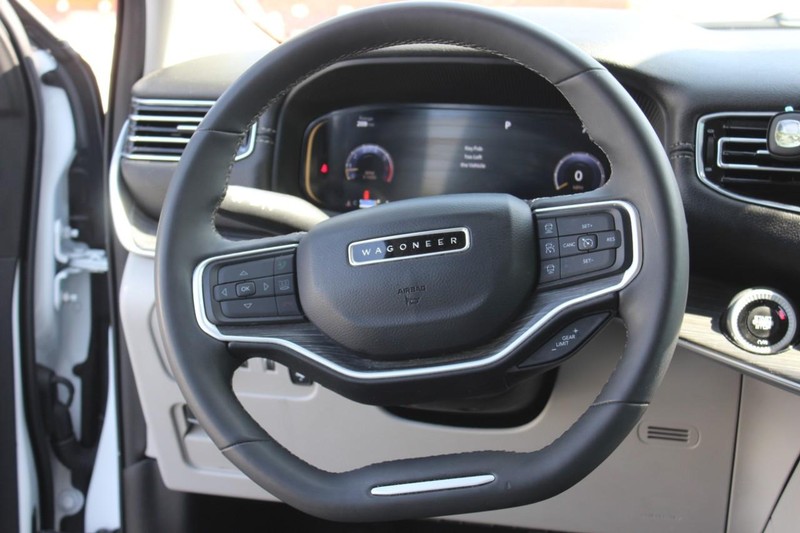 Jeep Wagoneer L Vehicle Full-screen Gallery Image 14