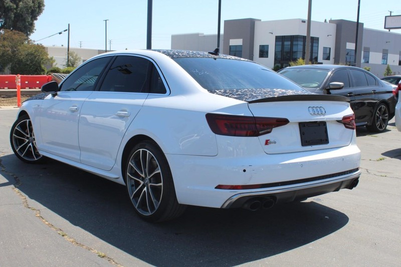 Audi S4 Vehicle Full-screen Gallery Image 05