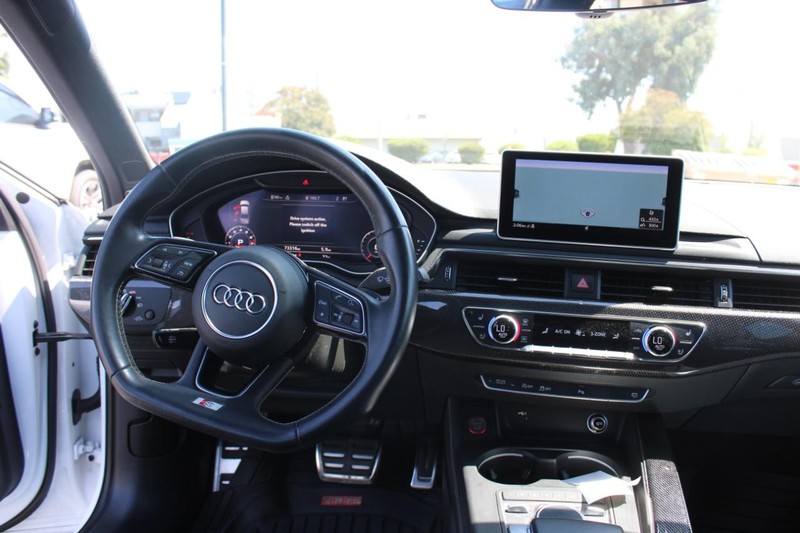 Audi S4 Vehicle Full-screen Gallery Image 09