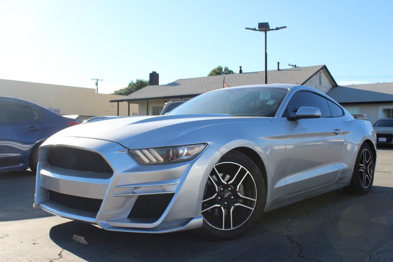 Ford Mustang Vehicle Full-screen Gallery Image 01