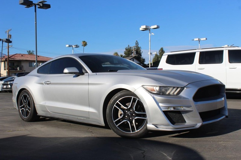 Ford Mustang Vehicle Full-screen Gallery Image 03