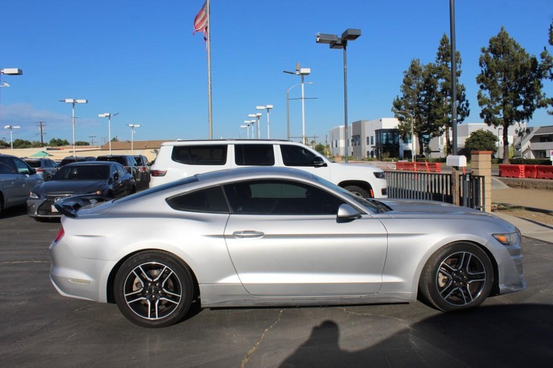 Ford Mustang Vehicle Full-screen Gallery Image 04