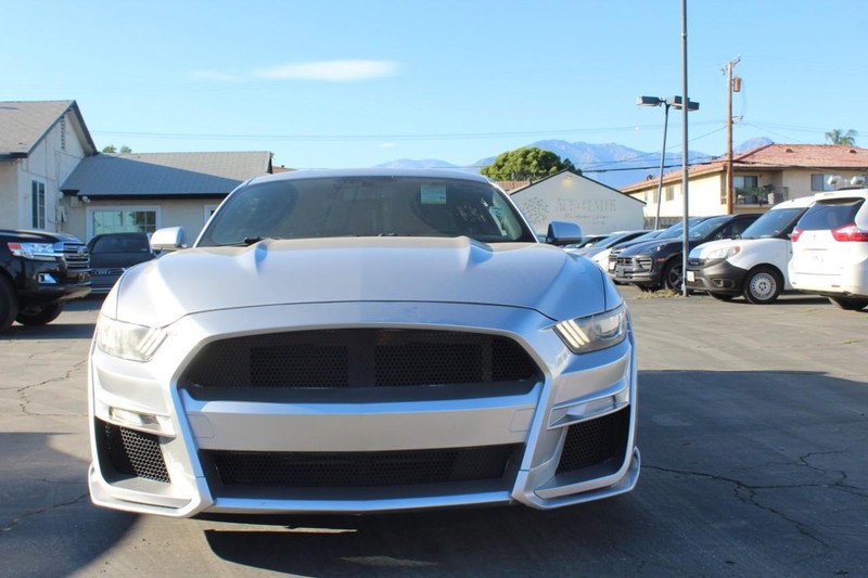 Ford Mustang Vehicle Full-screen Gallery Image 06