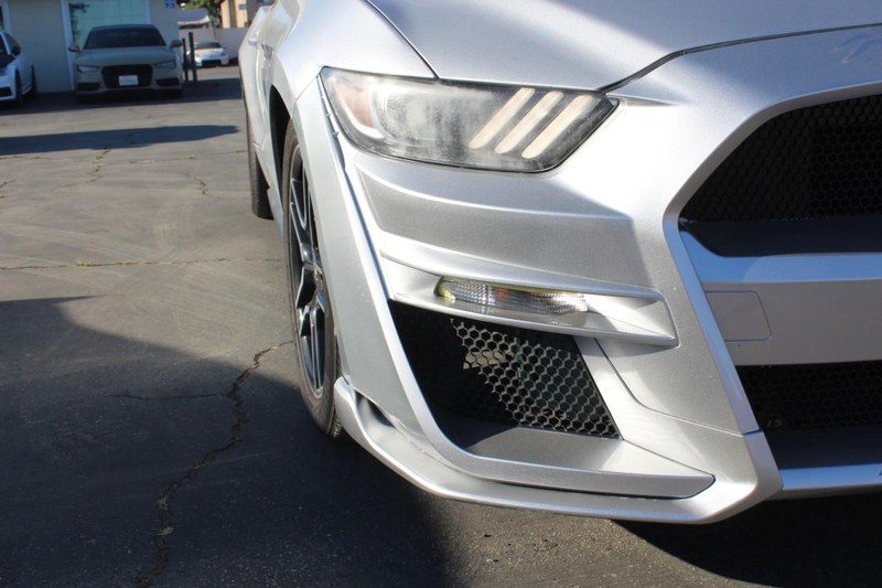 Ford Mustang Vehicle Full-screen Gallery Image 08