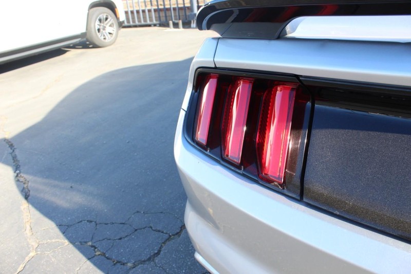 Ford Mustang Vehicle Full-screen Gallery Image 10