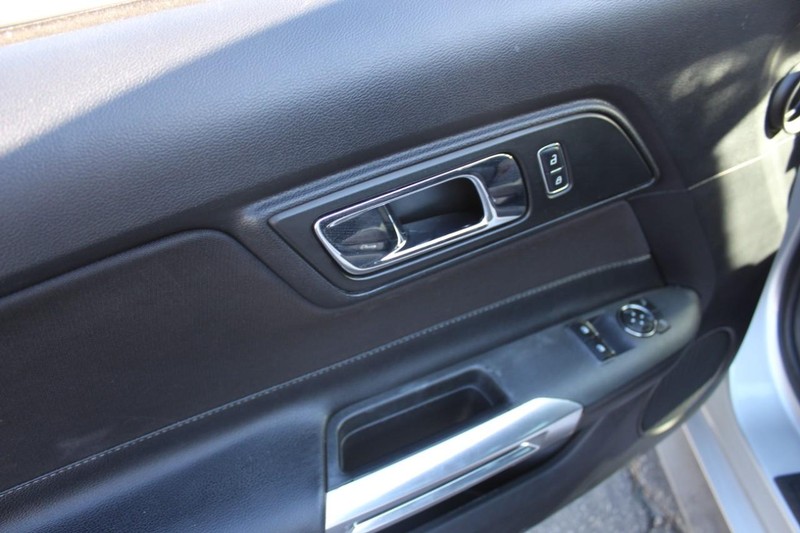 Ford Mustang Vehicle Full-screen Gallery Image 11