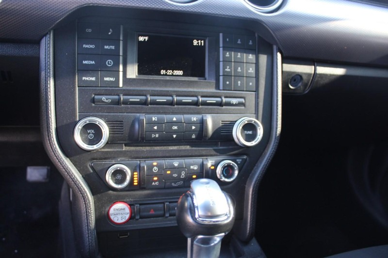 Ford Mustang Vehicle Full-screen Gallery Image 12