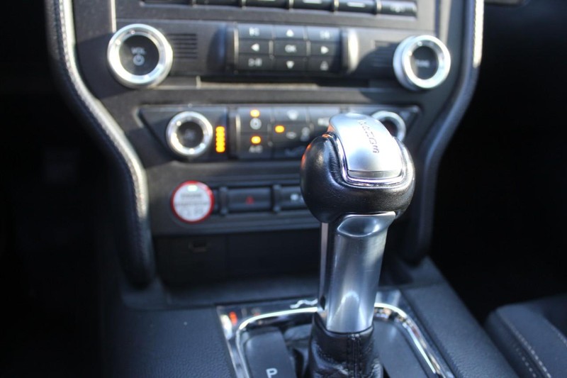 Ford Mustang Vehicle Full-screen Gallery Image 17