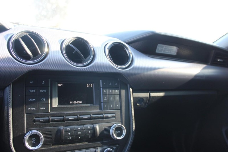 Ford Mustang Vehicle Full-screen Gallery Image 18