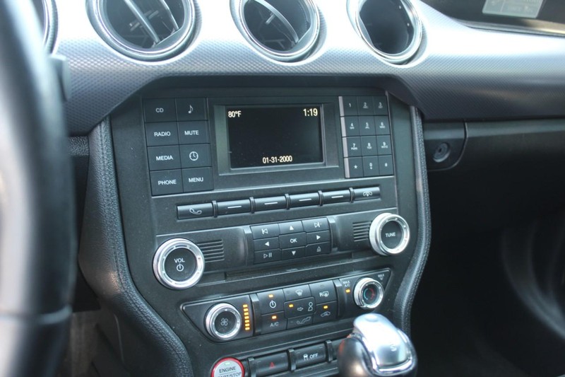 Ford Mustang Vehicle Full-screen Gallery Image 19