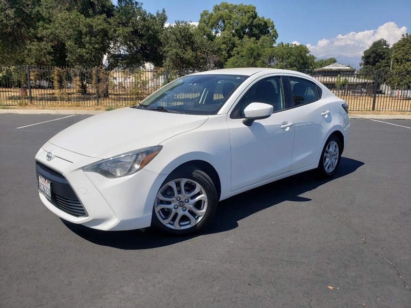 Scion iA Vehicle Full-screen Gallery Image 01