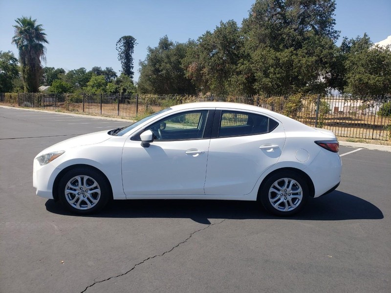 Scion iA Vehicle Full-screen Gallery Image 02