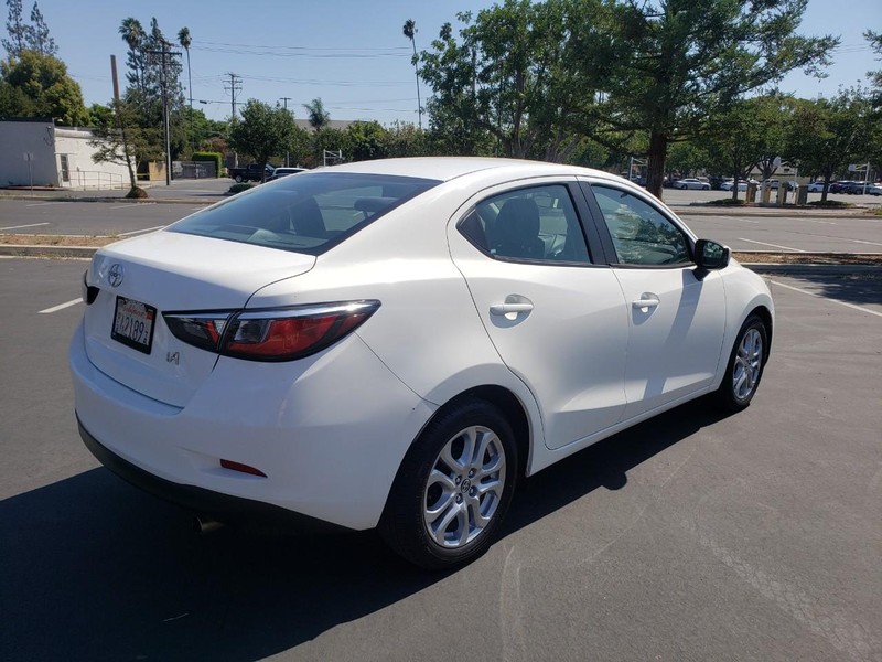 Scion iA Vehicle Full-screen Gallery Image 05