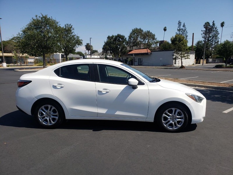 Scion iA Vehicle Full-screen Gallery Image 06