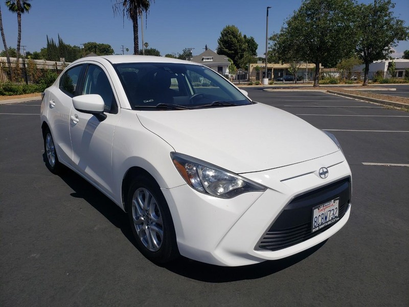 Scion iA Vehicle Full-screen Gallery Image 07