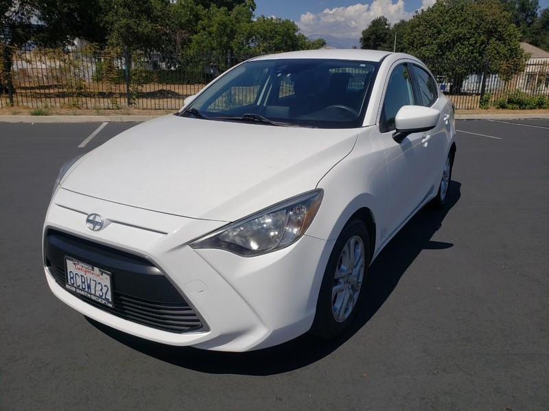 Scion iA Vehicle Full-screen Gallery Image 08