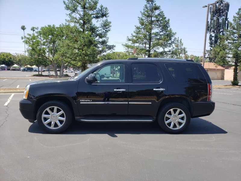 GMC Yukon Vehicle Full-screen Gallery Image 02