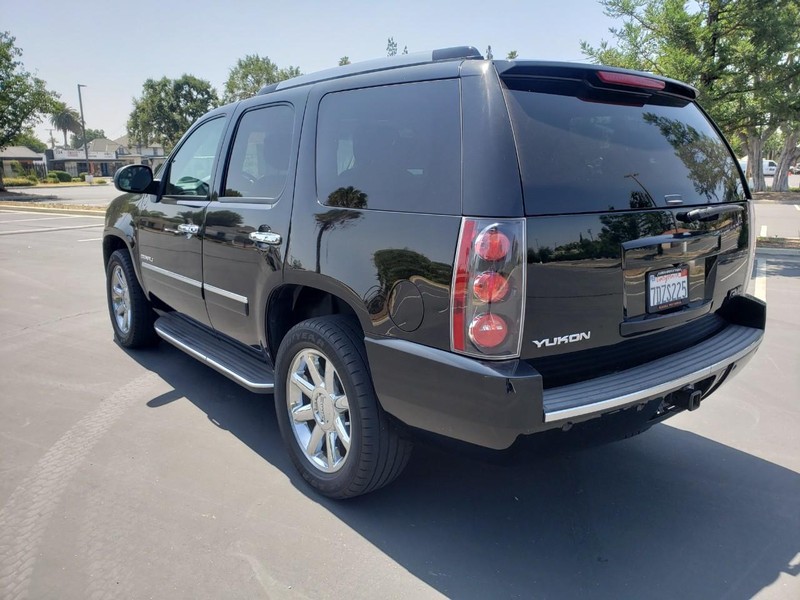GMC Yukon Vehicle Full-screen Gallery Image 03