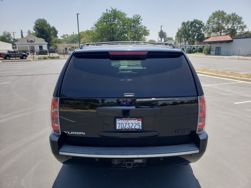 GMC Yukon Vehicle Full-screen Gallery Image 04