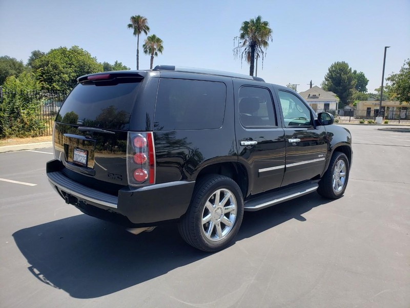 GMC Yukon Vehicle Full-screen Gallery Image 05