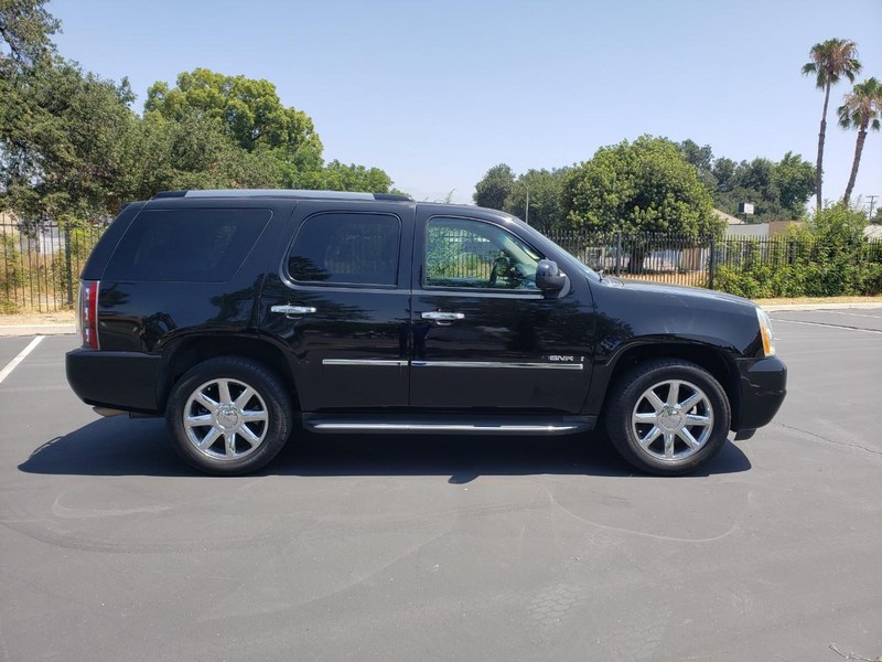 GMC Yukon Vehicle Full-screen Gallery Image 06