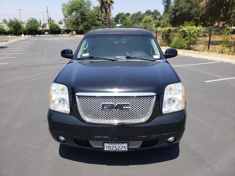 GMC Yukon Vehicle Full-screen Gallery Image 08