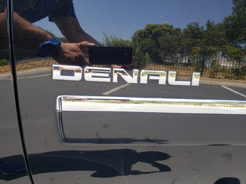 GMC Yukon Vehicle Full-screen Gallery Image 09