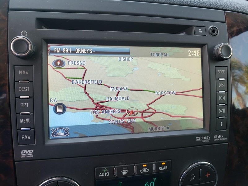 GMC Yukon Vehicle Full-screen Gallery Image 11