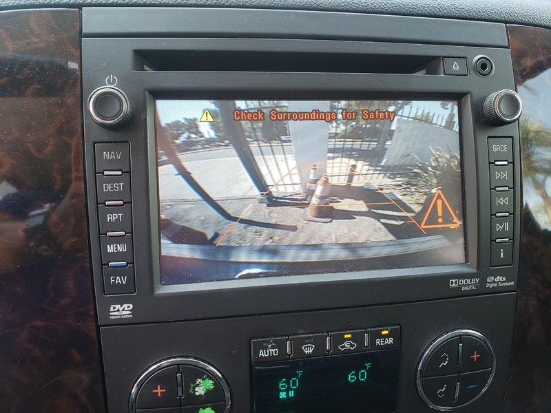 GMC Yukon Vehicle Full-screen Gallery Image 12