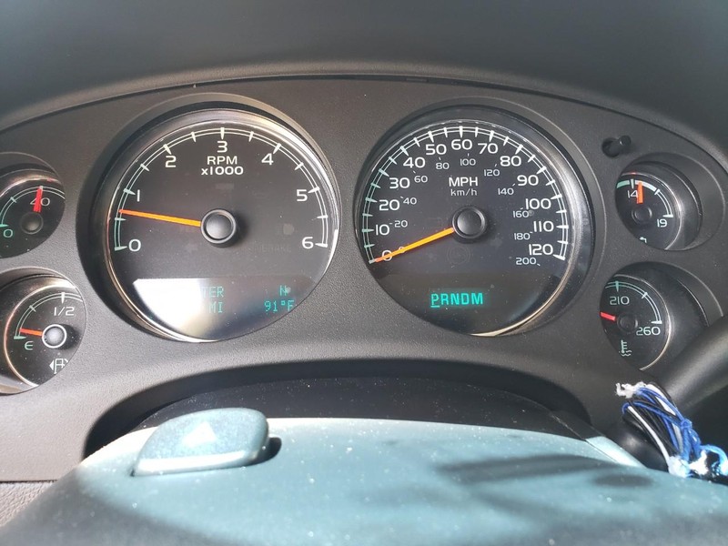 GMC Yukon Vehicle Full-screen Gallery Image 13