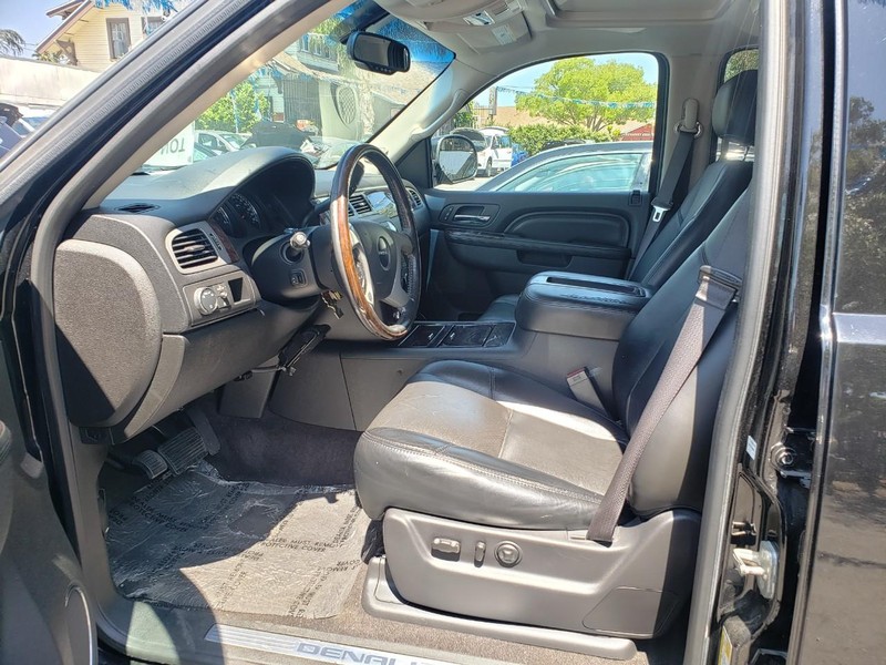 GMC Yukon Vehicle Full-screen Gallery Image 14