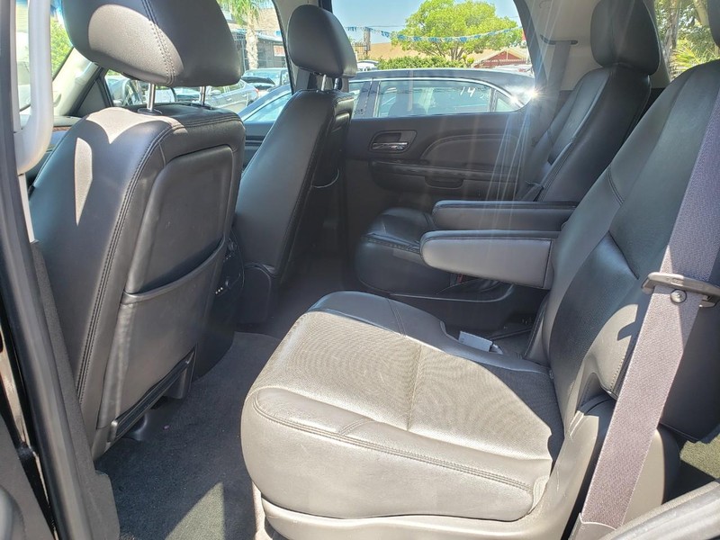 GMC Yukon Vehicle Full-screen Gallery Image 15