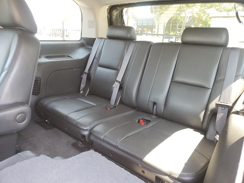 GMC Yukon Vehicle Full-screen Gallery Image 16