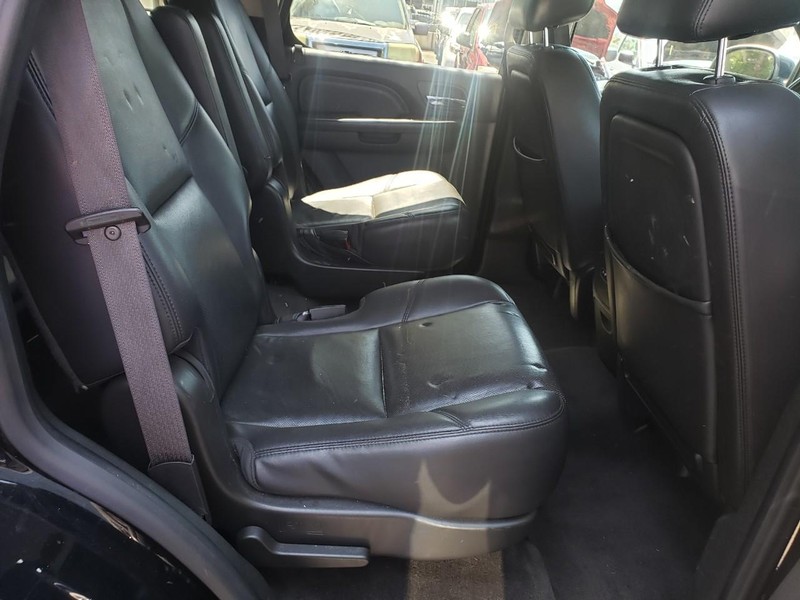 GMC Yukon Vehicle Full-screen Gallery Image 18