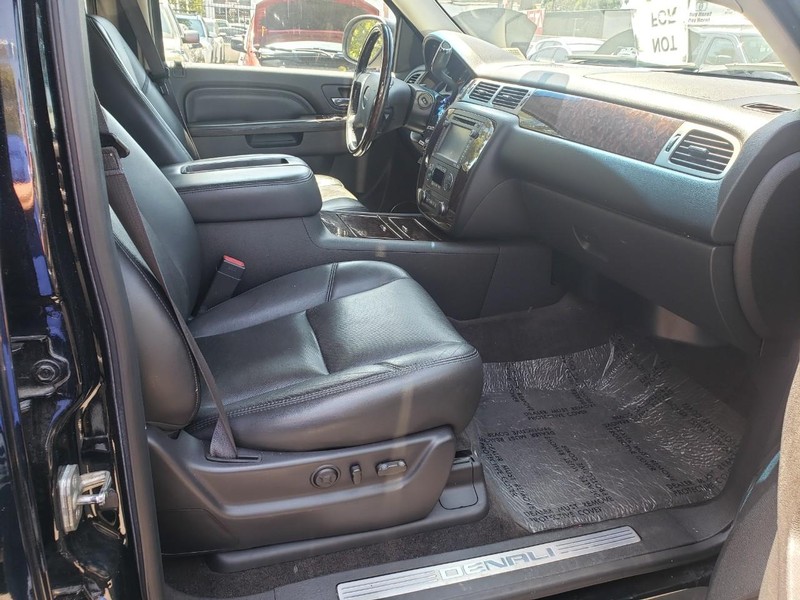 GMC Yukon Vehicle Full-screen Gallery Image 19