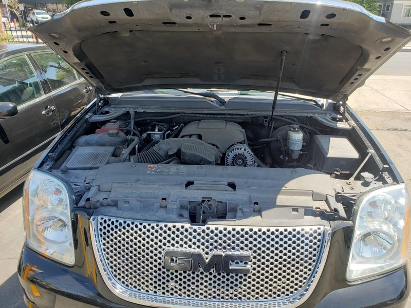 GMC Yukon Vehicle Full-screen Gallery Image 20