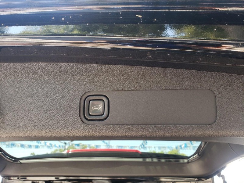 GMC Yukon Vehicle Full-screen Gallery Image 21