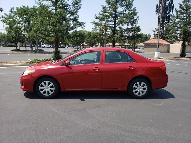 Toyota Corolla Vehicle Full-screen Gallery Image 02