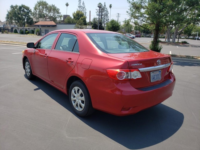 Toyota Corolla Vehicle Full-screen Gallery Image 03