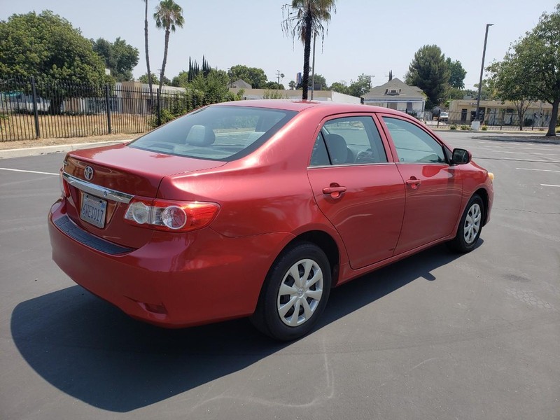 Toyota Corolla Vehicle Full-screen Gallery Image 05