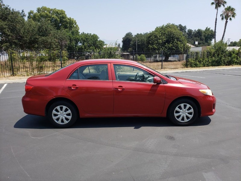 Toyota Corolla Vehicle Full-screen Gallery Image 06