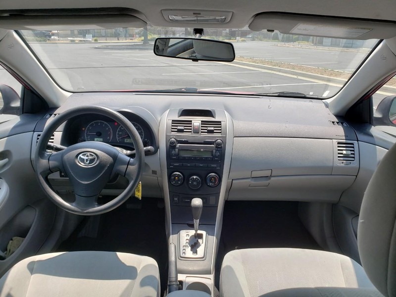 Toyota Corolla Vehicle Full-screen Gallery Image 09