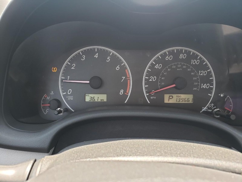 Toyota Corolla Vehicle Full-screen Gallery Image 10