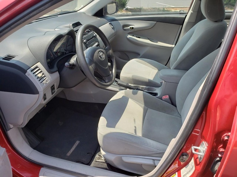 Toyota Corolla Vehicle Full-screen Gallery Image 11