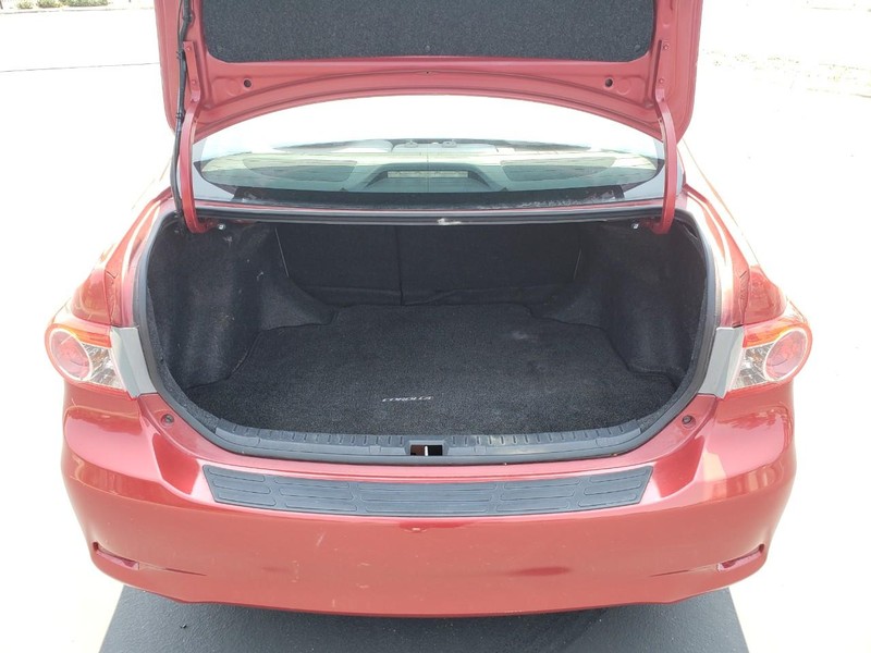 Toyota Corolla Vehicle Full-screen Gallery Image 13