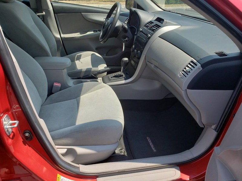 Toyota Corolla Vehicle Full-screen Gallery Image 15