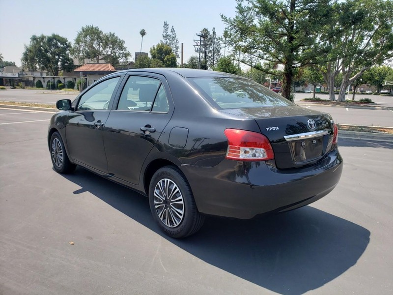 Toyota Yaris Vehicle Full-screen Gallery Image 03