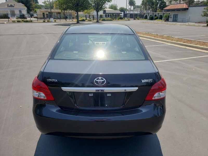 Toyota Yaris Vehicle Full-screen Gallery Image 04