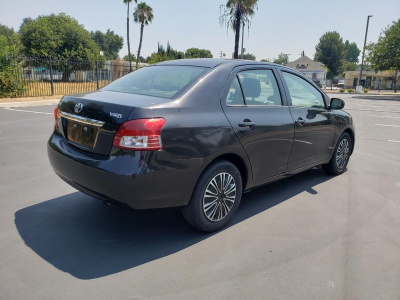 Toyota Yaris Vehicle Full-screen Gallery Image 05